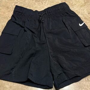Nike Women’s Sportswear Essential Woven Cargo Shorts Black XS High-Rise Loose